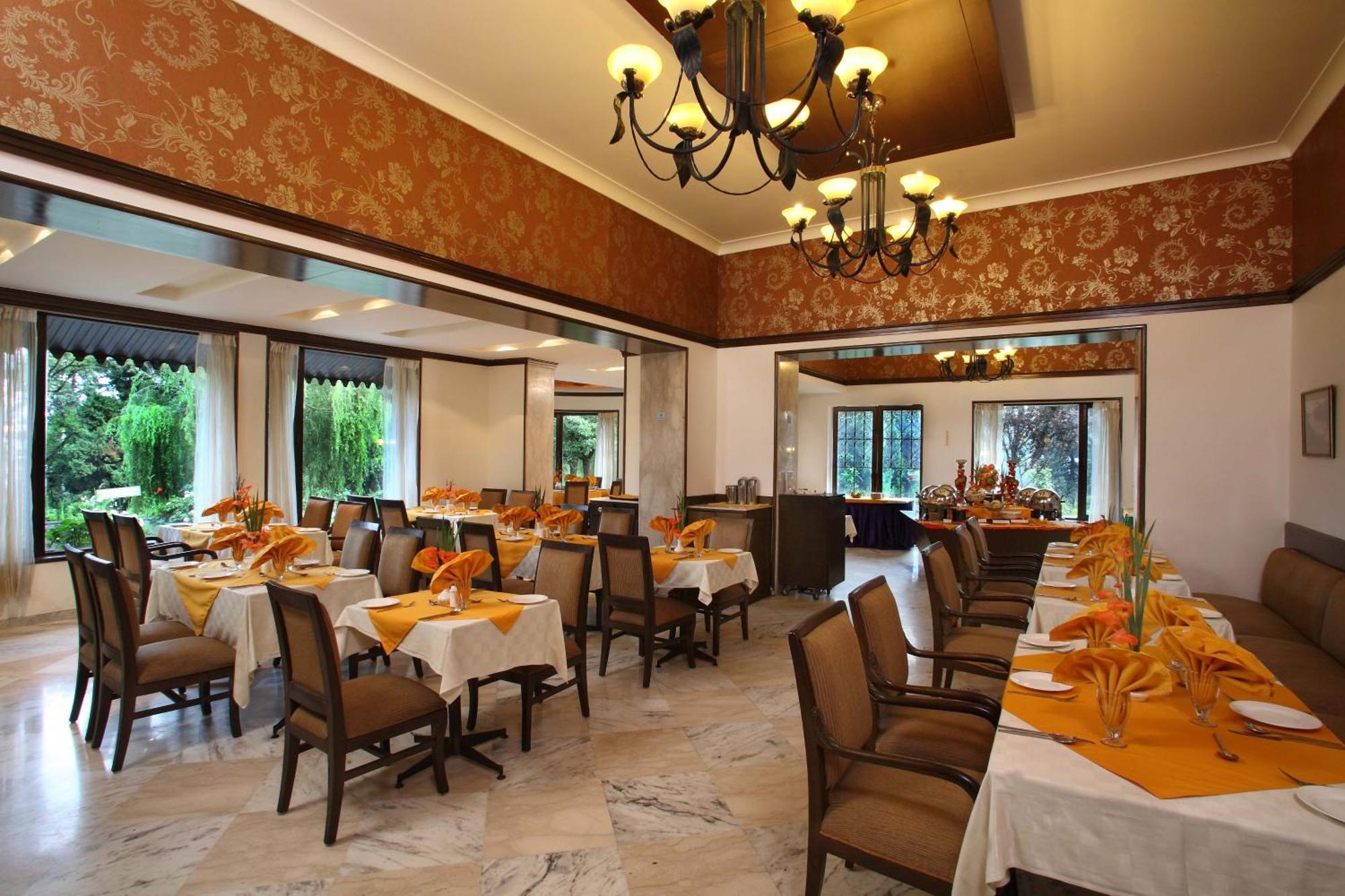 Shervani Hilltop Resort Nainital Eksteriør billede