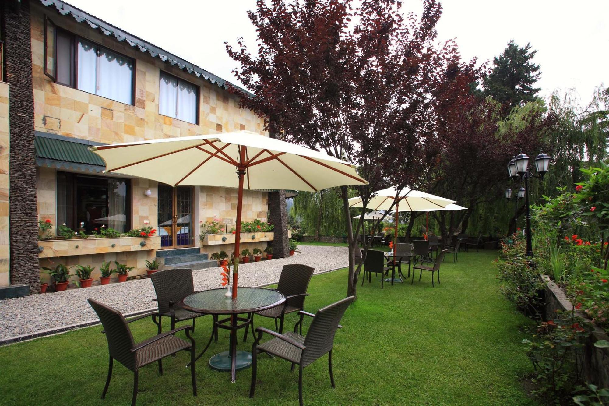 Shervani Hilltop Resort Nainital Eksteriør billede